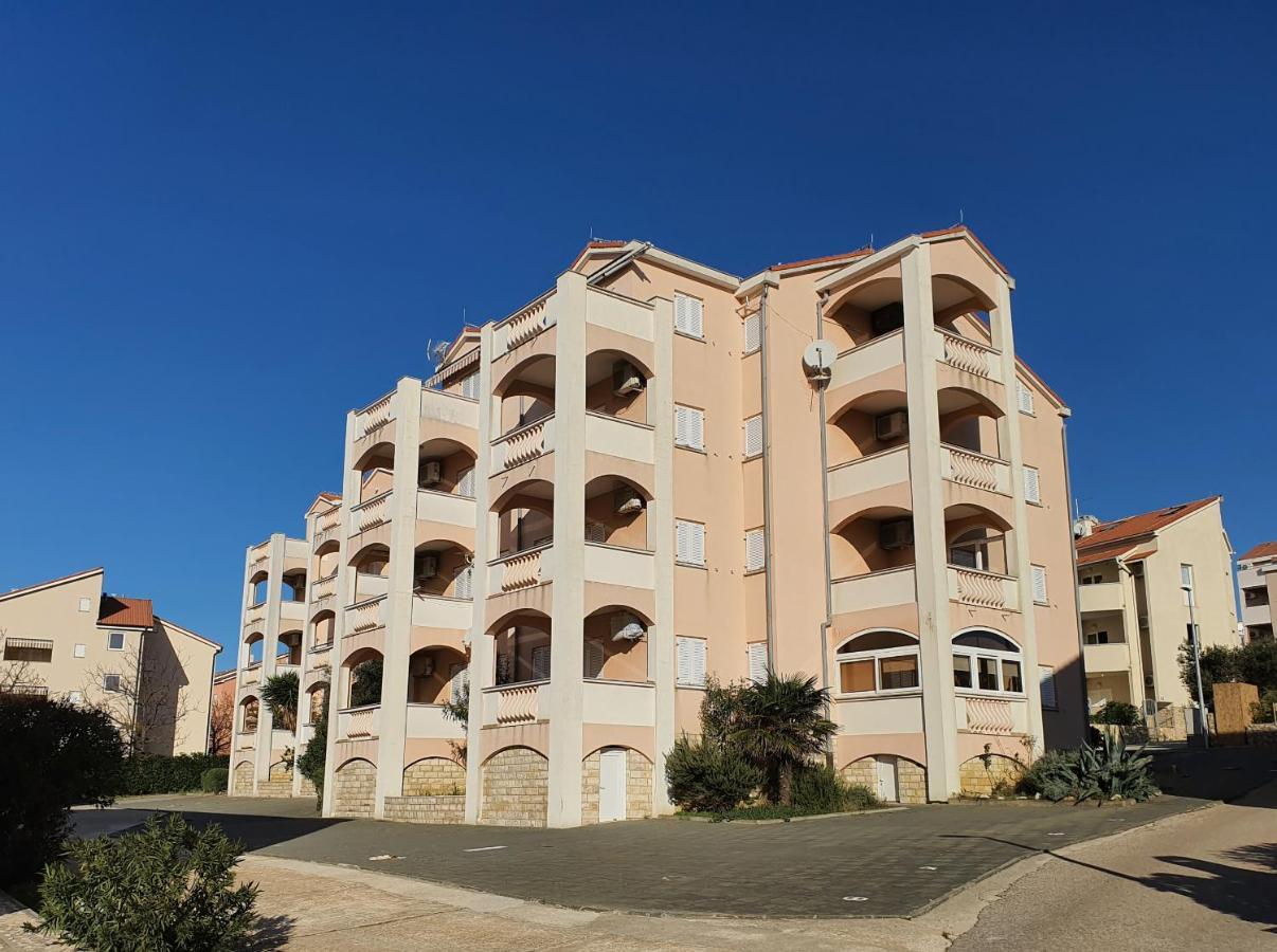Apartments Coral Novalja Exteriör bild